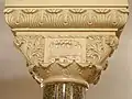Exemple de décoration sur un chapiteau du hall d'entrée.