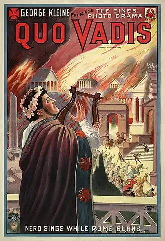 Sur fond de ville en flammes et de gens fuyants, Néron de trois-quarts dos joue de la lyre avec un air très content.