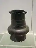 Pot, terre cuite noire, pâte fine tournée, poignée tubulaire. H. 15 cm. Musée de Nanjing, province du Jiangsu.