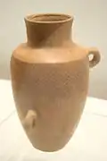 Pot à trois anses et décor dit « de filet de pêche ». Culture de Dawenkou v. 3500. Musée de Nanjing