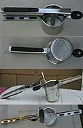 Système articulé en forme de pince.