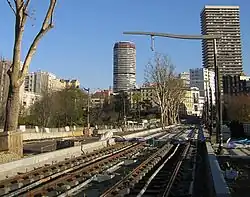 Vue de la station Poterne des Peupliers du tramway T3a; la tour Chambord est visible à droite. L'immeuble au milieu est la tour Super-Italie.