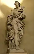 Figure à droite du portail de l'église française