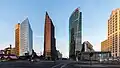 De gauche à droite : Atrium Tower (de), Kollhoff-Tower, BahnTower et Beisheim Center.