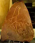 Tesson de poterie inscrite au nom du roi et découvert dans la tombe de son successeur Qâ à Ouum el-Qa'ab - Musée Petrie d'archéologie égyptienne, Londres (UC 36756).