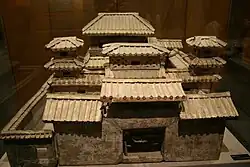 Représentation mingqi d'un palais Han. Fouille du Guangdong.