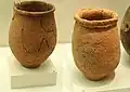 Deux poteries avec bande en relief à l'ouverture, n° 17 : H. env 20 cm. Wanju, Jeolla du Nord. Musée national de Corée.