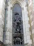 Vitrail vandalisé.
