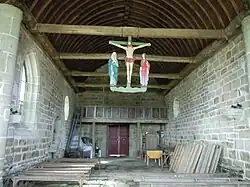 Intérieur de la nef avec sa poutre de gloire