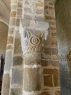 Un chapiteau.