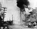 Un bâtiment en feu à Parañaque, près de Manille, après un bombardement japonais le 13 décembre 1941.