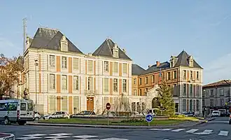 La préfecture.