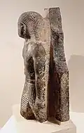 Prêtre nommé Mandouothph (XXVe dynastie) avec inscriptions à l'arrière de la plaque de diorite.