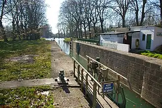 Écluse de Prades sur le canal du Midi avec en fond l'Hérault
