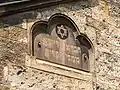 Au fronton du bâtiment de Hevra Kaddisha (1906-1908) de style néo-roman.