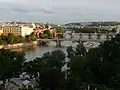 Célèbre carte postale, vers les ponts, sur le centre-ville de Prague.
