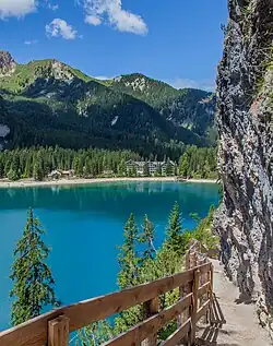 Le lac et l'hôtel vus du chemin qui longe le pourtour du lac.