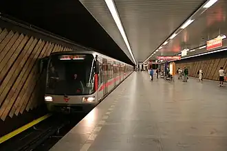 Une rame de la série M1 à la station "gare d'Holešovice"-Nádraží Holešovice.