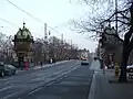 Vue du bout de la rue et du début du pont