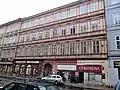 Magasins aux fenêtres sculptées
