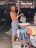 Un hachoir réduisant du poisson en purée.