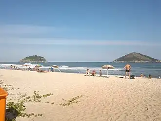 Îles vues depuis la plage de Grumari