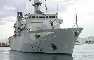 Le canon de 100&nbsp;mm de la frégate de surveillance Prairial scellé par une tape de bouche.
