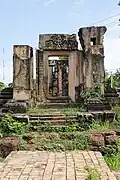 Entrée du prasat principal: plateforme de latérite, restes de porte en grès, surmontée d'un linteau
