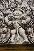 Détail d'un inteau: lion crachant des guirlandes
