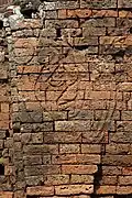 Bas-relief sculpté directement dans la brique