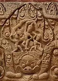 Linteau de la tour nord (détail): Krishna soulevant le mont Govardhana au-dessus d'un Kâla