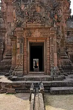 Exemple de somasutra; on peut voir dans le fond un Shiva Lingam