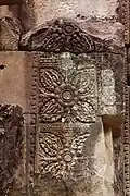 Frise décorant un encadrement de porte