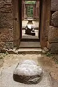 En enfilade: une sculpture du taureau Nandin et plus loin un yoni montrant que ce prasat était dédié au dieu Shiva