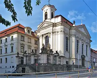 Photographie en couleurs de l'église Saints-Cyrille-et-Méthode à Prague