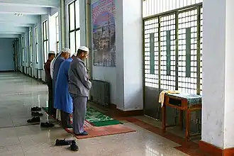 Fidèles priant dans la mosquée.