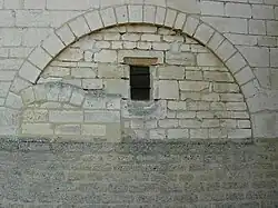Détail du mur de l'église : voûte romane.