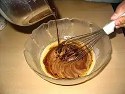 Mélange du chocolat et du beurre avec les œufs.