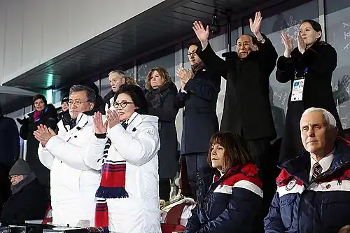 Moon Jae-in et Kim Jung-sook lors de la cérémonie d'ouverture des jeux olympiques d'hiver de 2018 se déroulant à PyeongChang. La délégation nord-coréenne est à l'arrière plan, avec Kim Yo-jong et Kim Yong-nam. Mike Pence, vice président des États-Unis, et sa femme Karen sont au premier plan à droite.