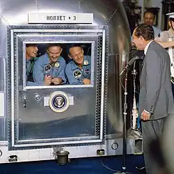 Sur le Hornet, Richard Nixon plaisante avec les astronautes.