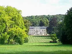 La façade sud du château sur le parc, depuis la grille sur la RD 78, face au chemin rural no&nbsp;1.