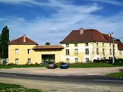 La ferme de la Cave au carrefour de la Libération : ancien relais de poste du XVIIIe&nbsp;siècle.