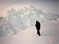 Crête de pression (seule la « voile » est visible ; la quille est dans l'eau).