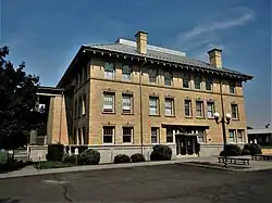 Le Preston Hall.