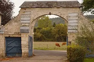 Porte monumentale de l'enclos.