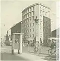 Une des premières cabines téléphoniques, à Milan (fin années 50 / début années 60).