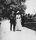 Coquelin cadet et Marguerite Moreno, à l’arrière-plan, le docteur Blanche, vers 1890.