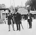 Louis Ganderax (au centre) et Henri Meilhac (à droite) à l'intérieur du village javanais de l'Exposition universelle, Paris, 1889.