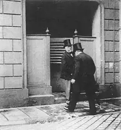 Edgar Degas sortant d'une vespasienne à Paris, 1889.