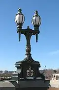 Lampadaire sur le pont.